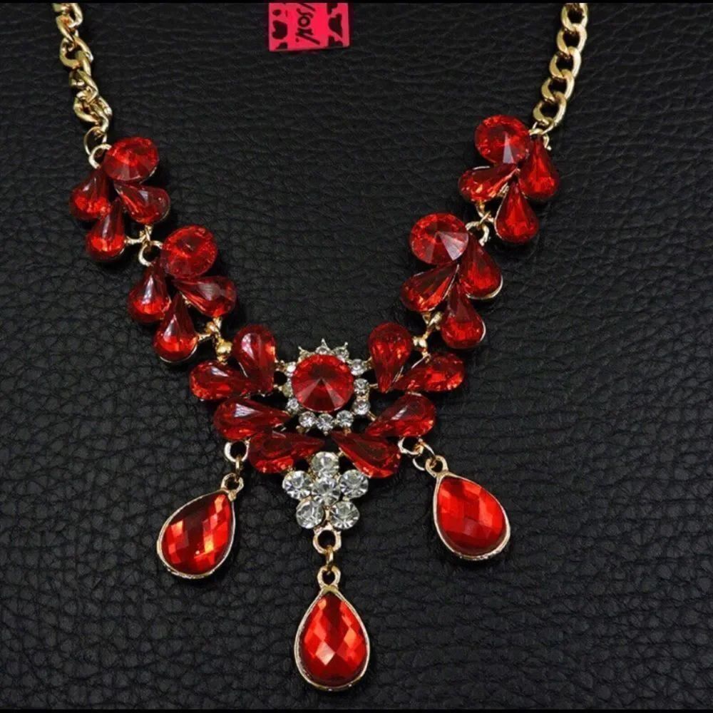 ♥️ Betsey Johnson gorgeous crystal necklace ♥️